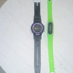 2 Rubber/silicone watches‎